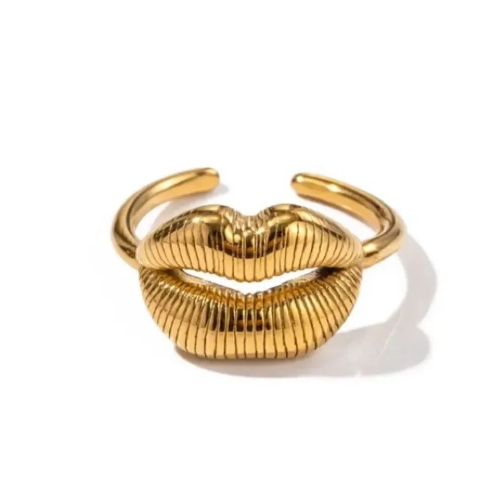 Gold lips ring M366 - Picture 2 of 5